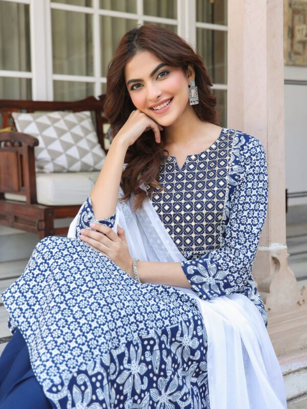 Elegantes Elegantes Navy Blue Rayon Kurta Set mit Blumenmuster und Spiegelleisten im A-Linien-Design