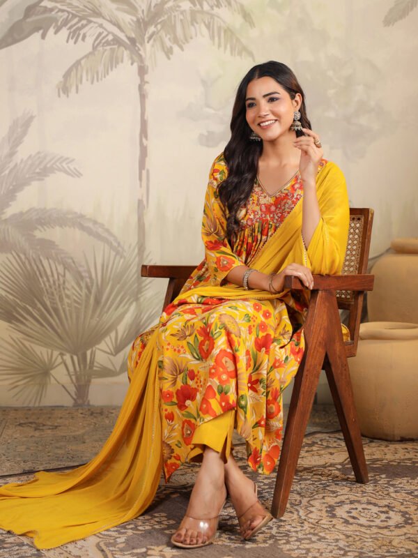 Elegante Mustard Floral Silk Blend A-line Kurta Set para una apariencia deslumbrante