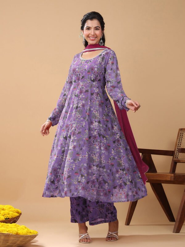 Elegante Seiden-Kurta-Set mit floral bedrucktem Lavendel-Georgette im A-Linien-Stil