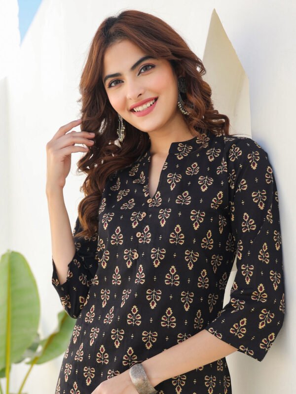 Elegant Black Cotton Kurta with Floral Pattern and Straight Fit Complete Set