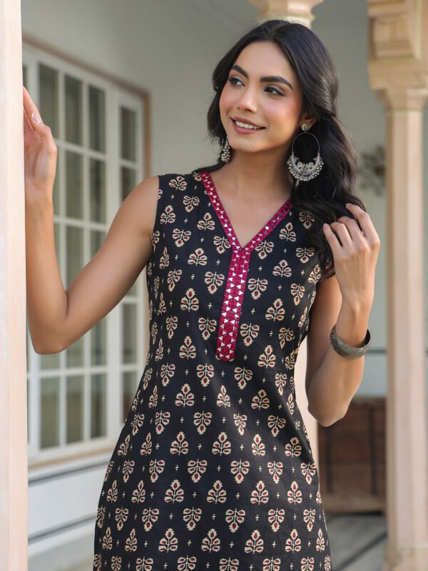 Elegant black viscose kurta with floral print in straight fit for women