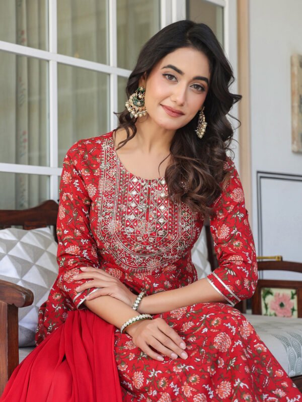 Set de Kurta con Diseño Floral, Yoke de Algodón Puro Rojo y Corte A para un Estilo Elegante